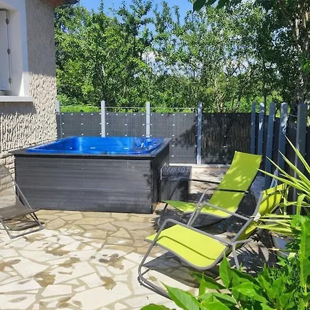 度假居 Avec Jacuzzi En Perigord *